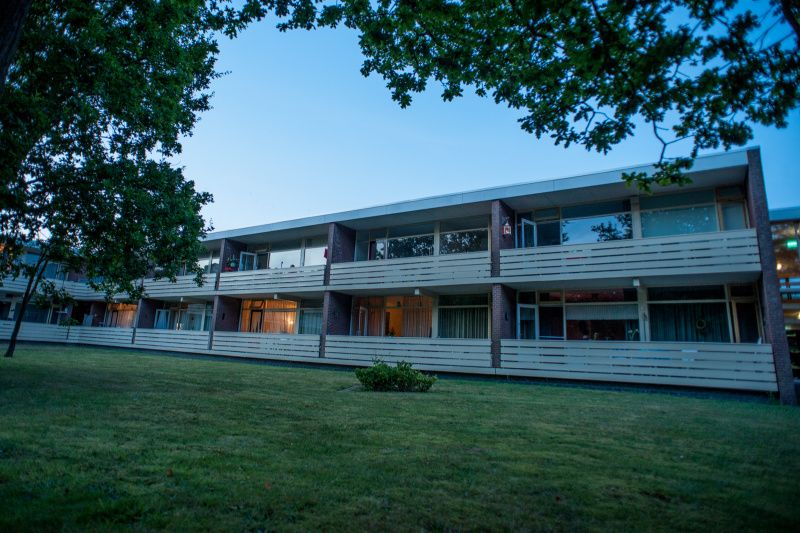 't Kerckeland - Apartment Kerckeland 92, De Koog: Exterior view of apartment complex in green surroundings.