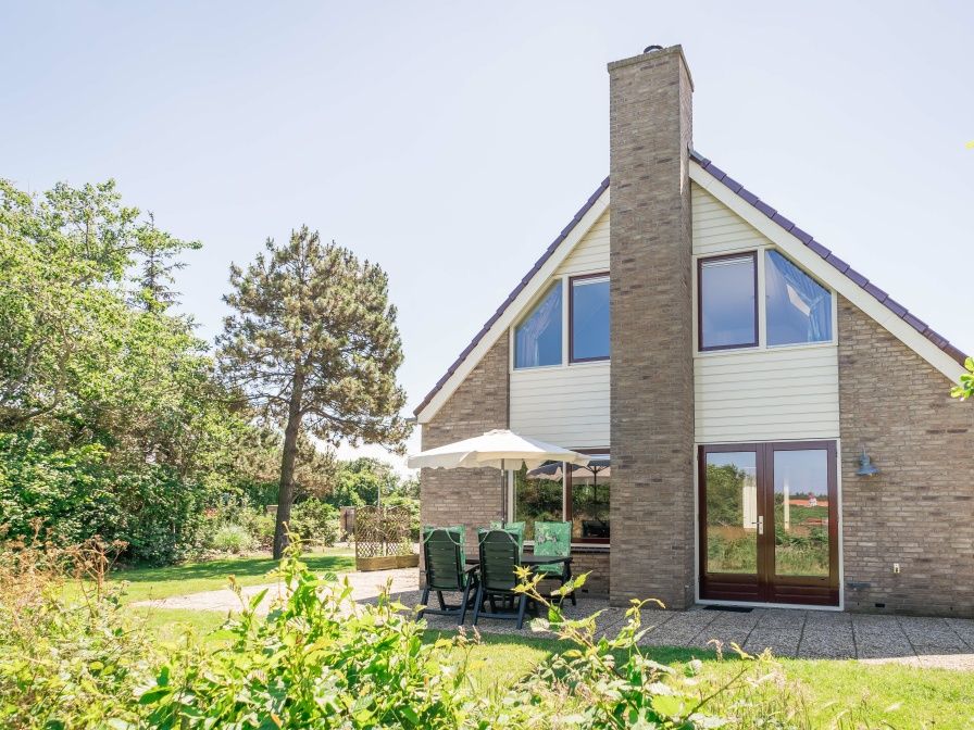 Villa 304 in De Koog, Texel with sunny terrace and green garden, perfect vacation home on the Wadden Islands.