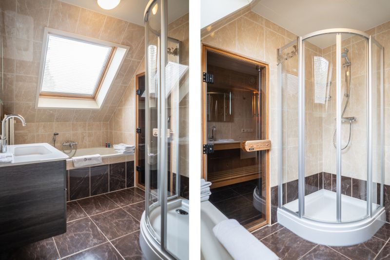 Luxury bathroom in Villa 304, De Koog, Texel with modern shower and bathtub for ultimate relaxation.