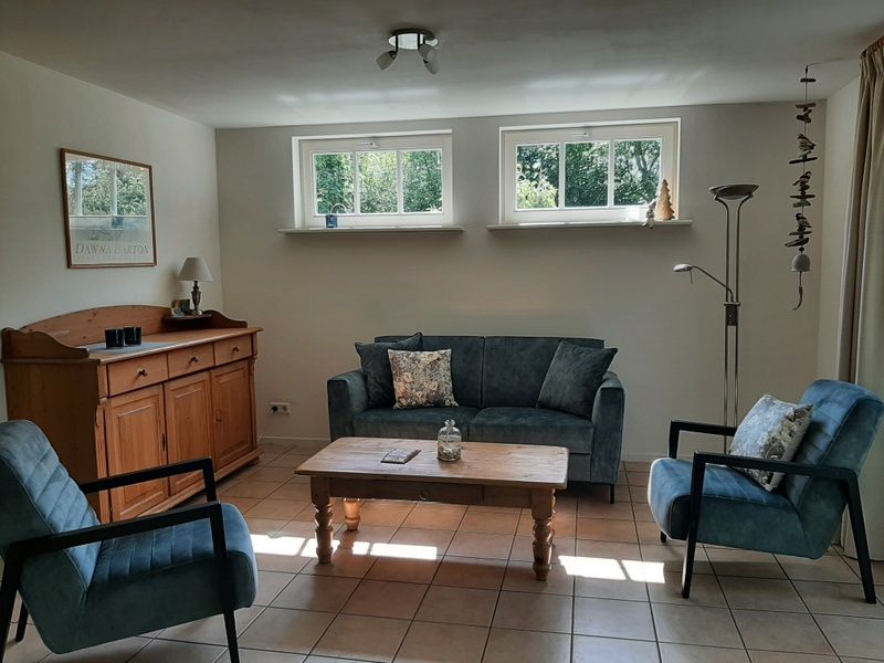 Cozy living room of Pauwenhof Texel in De Koog with comfortable seating.