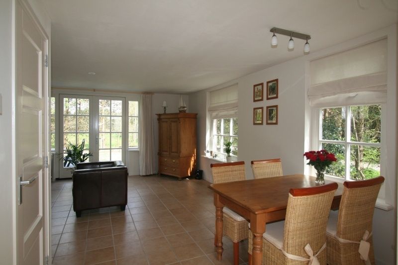 Bright living space in Pauwenhof Texel vacation home in De Koog overlooking garden.