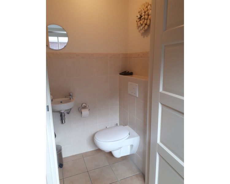 Stylish bathroom in Pauwenhof Texel vacation home in De Koog with modern amenities.