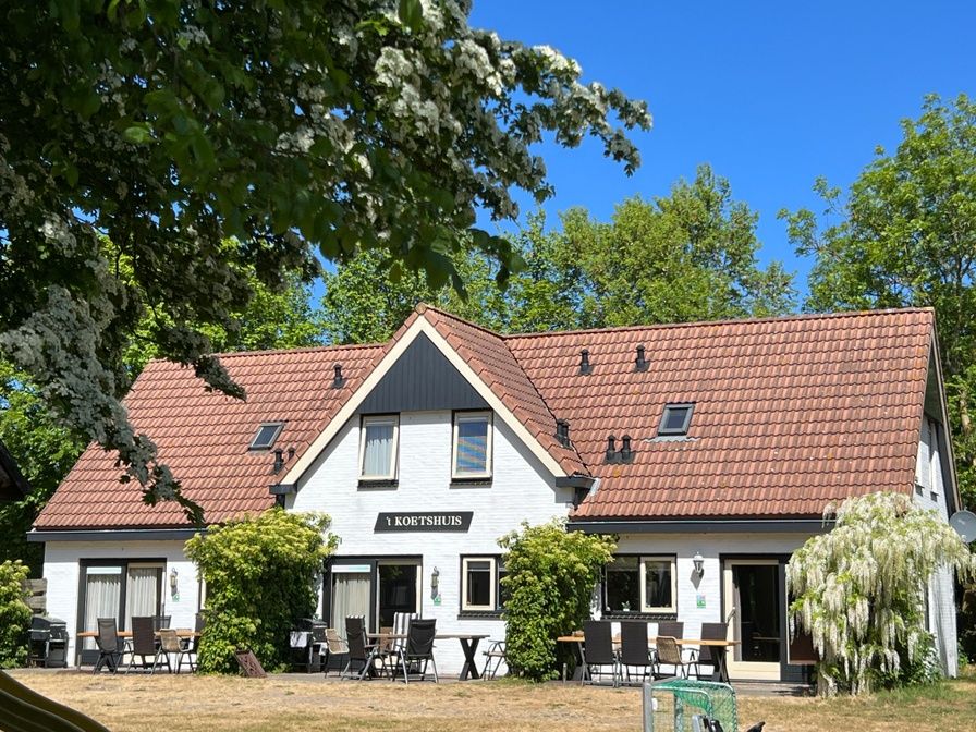 Landgoed Springtij - Koetshuis 3, vacation home in De Koog, Texel with charming facade and green surroundings.