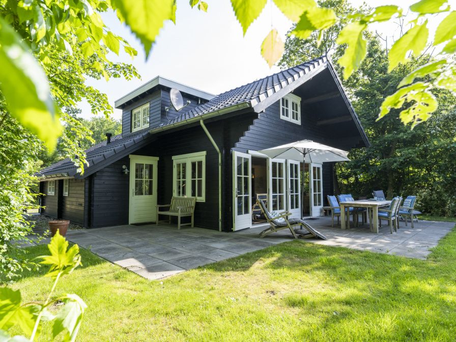 Vacation park Het Oude Dijkje - Het Boshuis in De Koog, Texel with sunny terrace and green surroundings.
