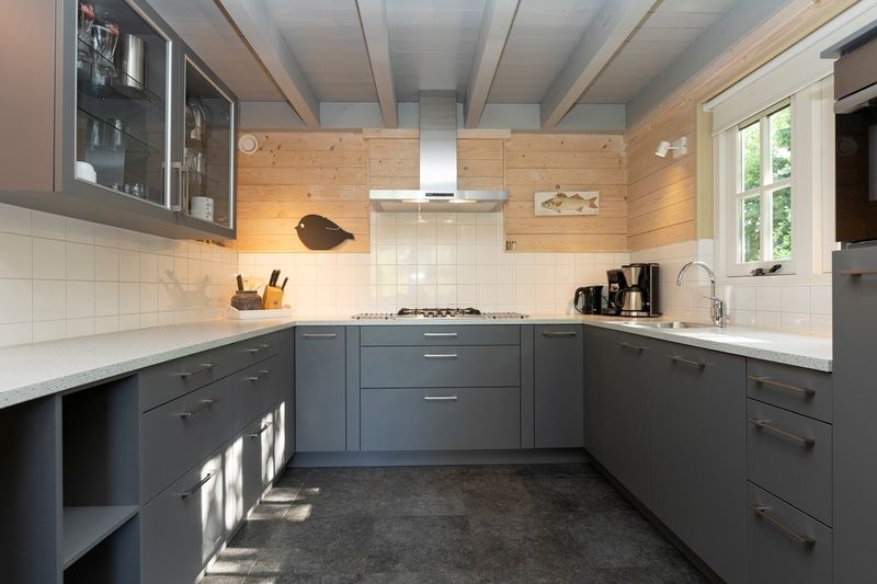Stylish kitchen in Het Boshuis, Vakantiepark Het Oude Dijkje, De Koog, Texel with gray cabinets and appliances.
