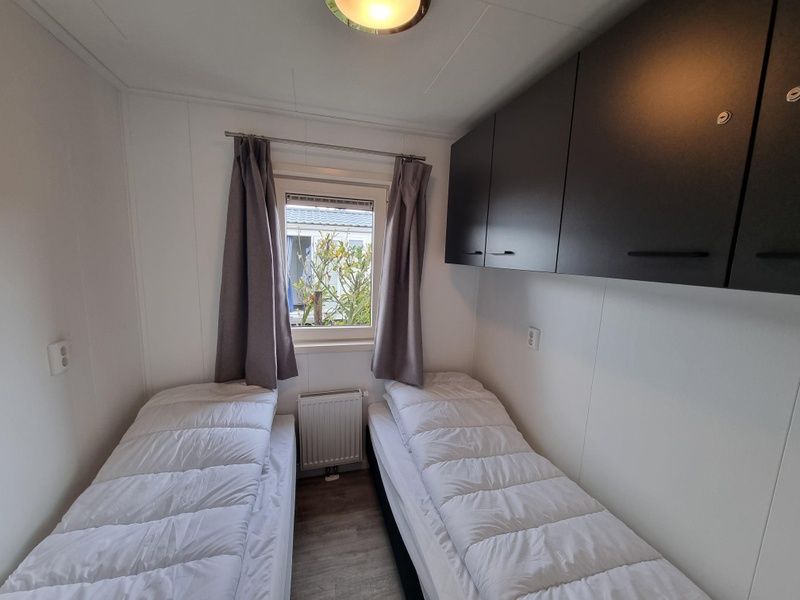 Bedroom with two single beds in Chaletpark Bregkoog - Chalet 240 De Texelse Berg, De Koog, Texel.