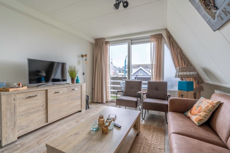 Modernes Wohnzimmer mit TV in Appartement Anna 224, Texel, Waddeninseln.