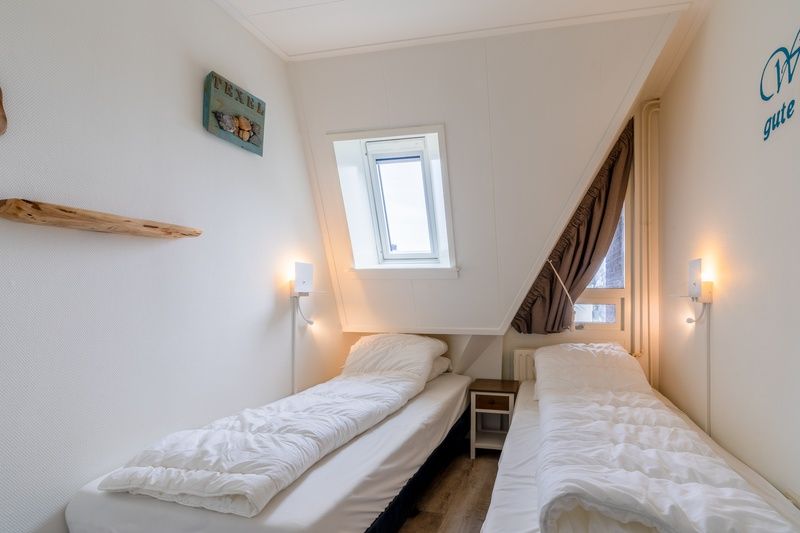 Gemuetliches Schlafzimmer mit Dachfenster im Appartement Anna 224, Texel, Watteninseln.