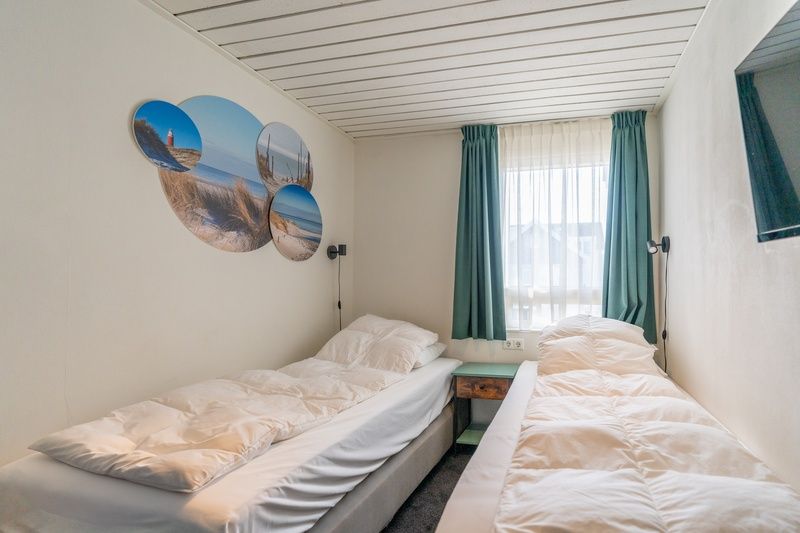 Gemuetliches Schlafzimmer im Appartement Anna 220, De Koog, Texel mit zwei Betten und Tageslicht.