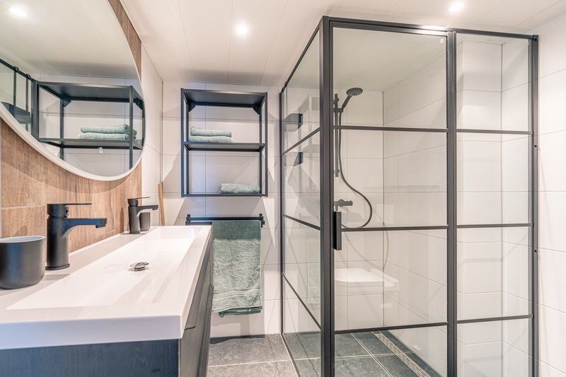 Stilvolles Badezimmer im Appartement Anna 220, De Koog, Texel mit geraeumiger Dusche und moderner Ausstattung.