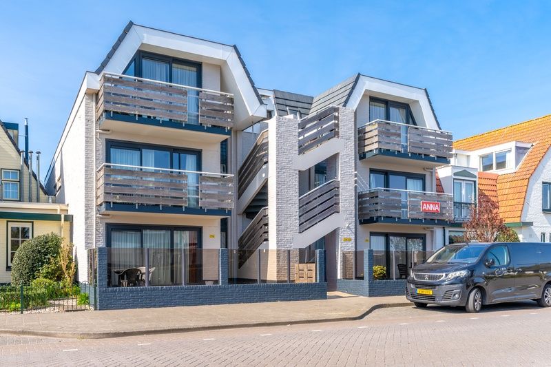 Aussenansicht des Appartements Anna 220, De Koog, Texel mit Balkon und zentraler Lage auf Texel.