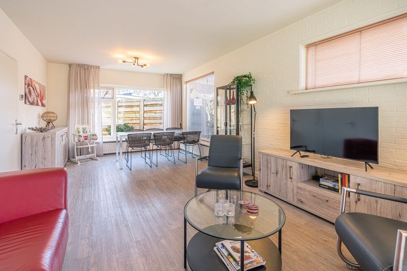 Esszimmer und Wohnzimmer in De Zandduyn, De Koog, Texel, mit grossen Fenstern und stilvoller Einrichtung.