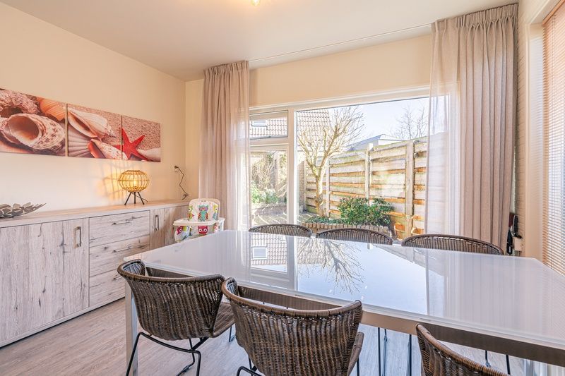 Essbereich in De Zandduyn, De Koog, Texel, mit Gartenblick und stilvoller Einrichtung.