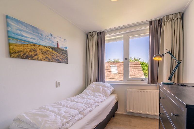 Einzelzimmer in De Zandduyn, De Koog, Texel, mit bequemem Bett und natuerlichem Licht.
