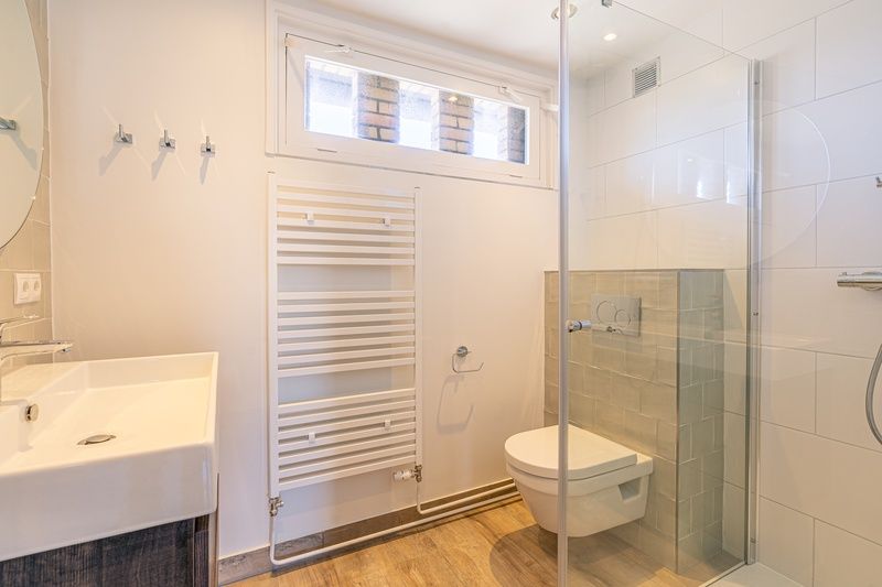 Modernes Badezimmer im Ferienhaus De Zandduyn, De Koog, Texel, mit begehbarer Dusche und glatter Oberflaeche.