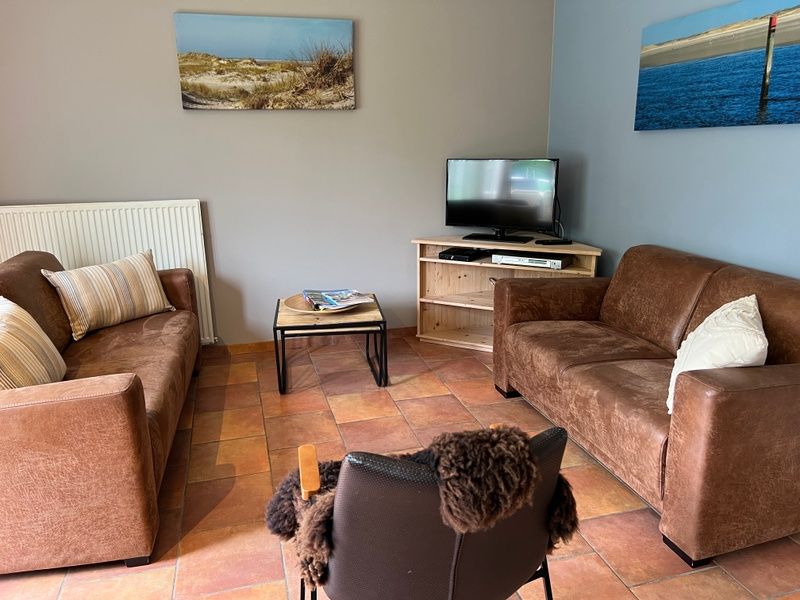 Cozy indoor area of Landgoed Springtij - Koetshuis 2, vacation home in De Koog, Texel with comfortable seating area and modern amenities.