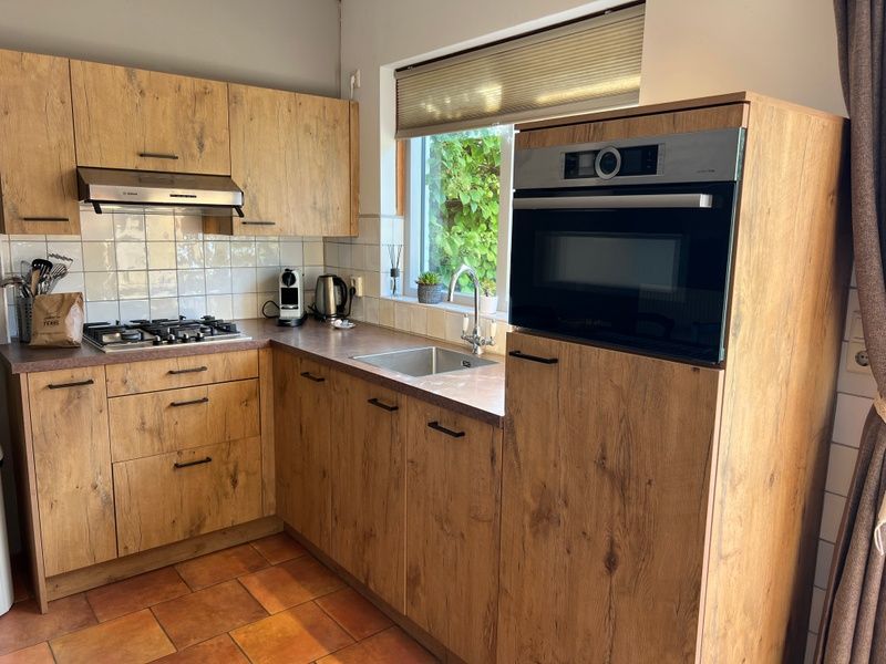 Fully equipped kitchen in Landgoed Springtij - Koetshuis 2, vacation home in De Koog, Texel, ideal for culinary adventures.