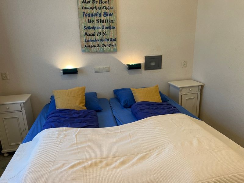 Comfortable bedroom in Landgoed Springtij - Koetshuis 2, vacation home in De Koog, Texel, perfect for a relaxing night's sleep.