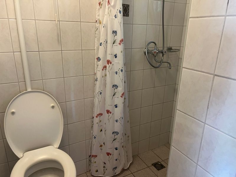 Practical bathroom in Landgoed Springtij - Koetshuis 2, vacation home in De Koog, Texel, with shower and modern facilities.