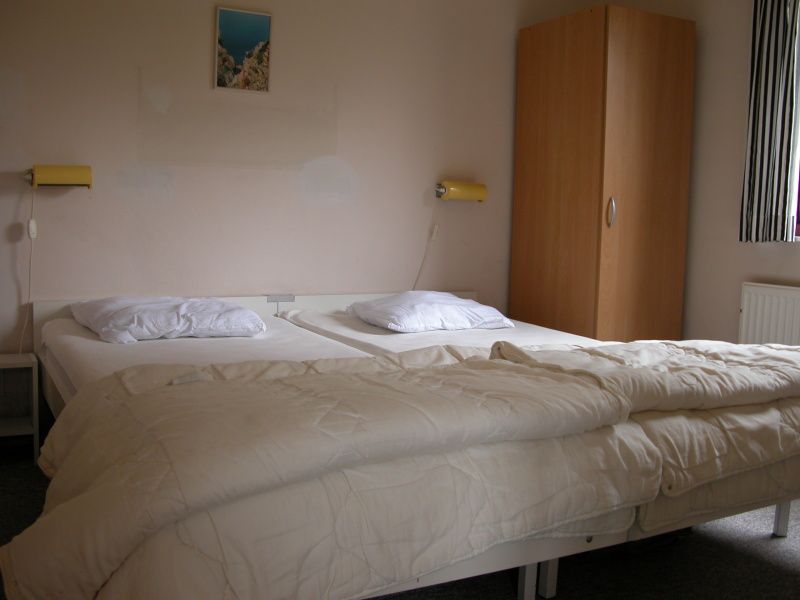Bedroom with double bed in Bungalow Oud Vredelust 75, De Koog, Texel.