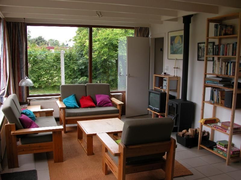 Cozy living room in Bungalow Oud Vredelust 75, De Koog, Texel, with colorful cushions.