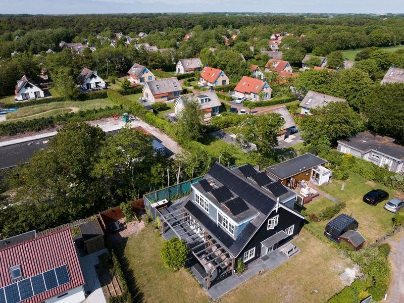 Luchtfoto van Residence Rustiek in De Koog, Texel omgeven door natuur.