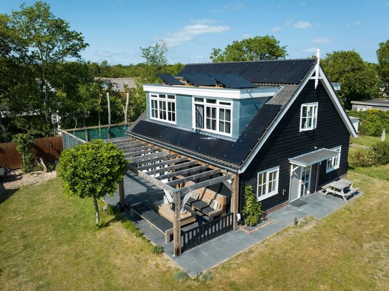 Achterkant van Residence Rustiek in De Koog, Texel met ruime tuin.