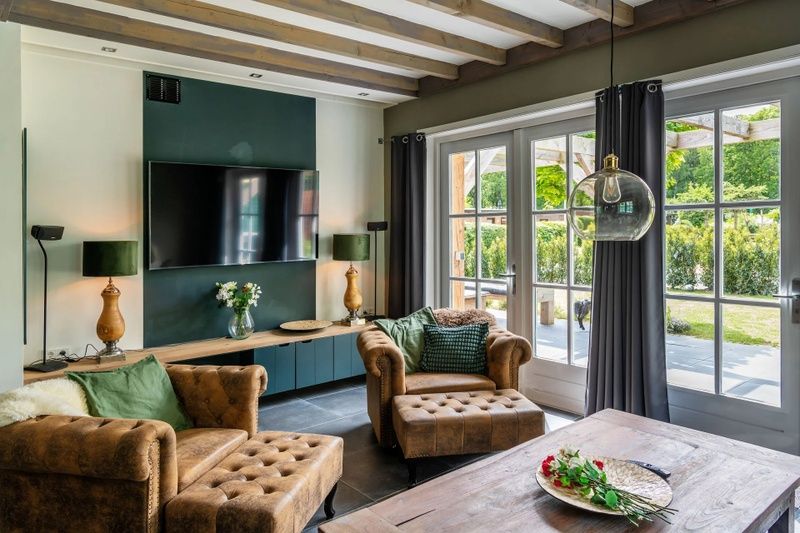 Moderne woonkamer van Residence Rustiek in De Koog, Texel met grote ramen.