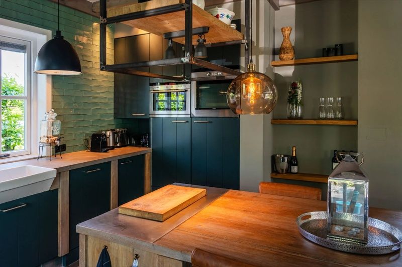 Stijlvolle keuken van Residence Rustiek in De Koog, Texel met houten elementen.
