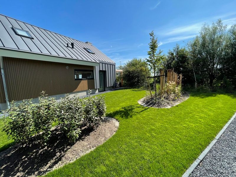 Backyard of Duinvilla Wellness 6, Texel, with manicured garden and lots of privacy.