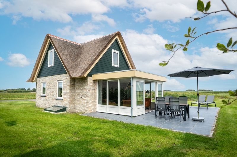 Geraeumige Terrasse des Ferienhauses Landhuis in De Koog, Texel, ideal fuer Mahlzeiten im Freien und zum Entspannen.