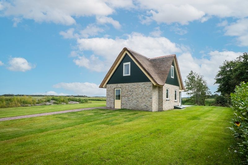 Freistehendes Landhaus-Ferienhaus in De Koog, Texel, umgeben von ueppiger Natur.