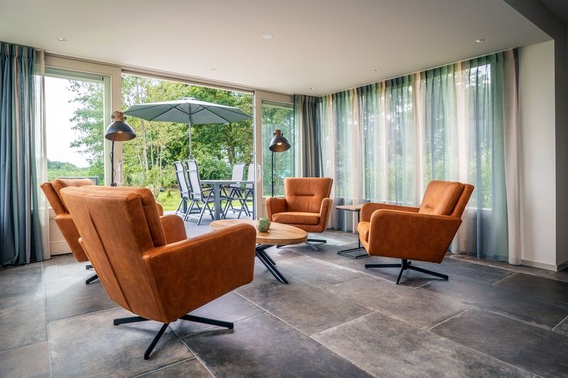 Gemuetlicher Innenbereich des Ferienhauses Landhuis in De Koog, Texel, mit modernen Sitzgelegenheiten.