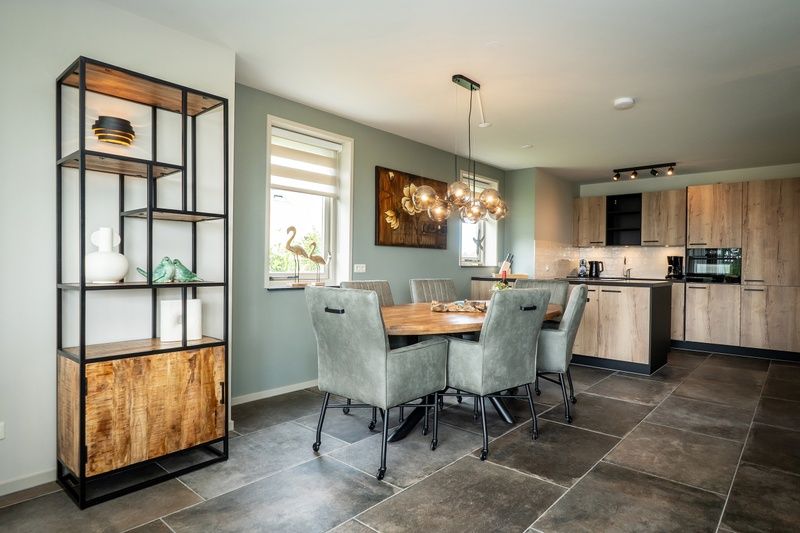 Esszimmer und Kueche des modern eingerichteten Ferienhauses Landhuis in De Koog, Texel.