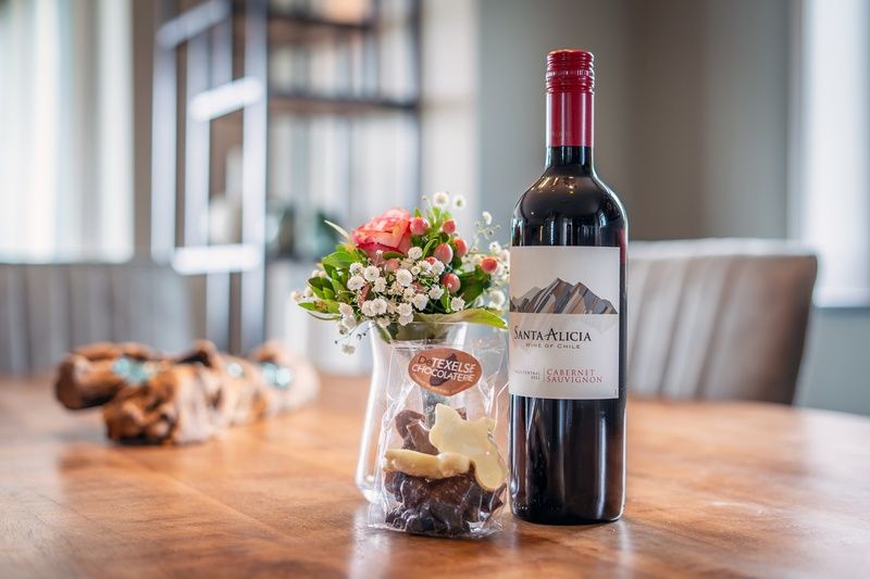 Willkommenspaket im Landhuis Ferienhaus in De Koog, Texel mit Wein und lokalen Koestlichkeiten.