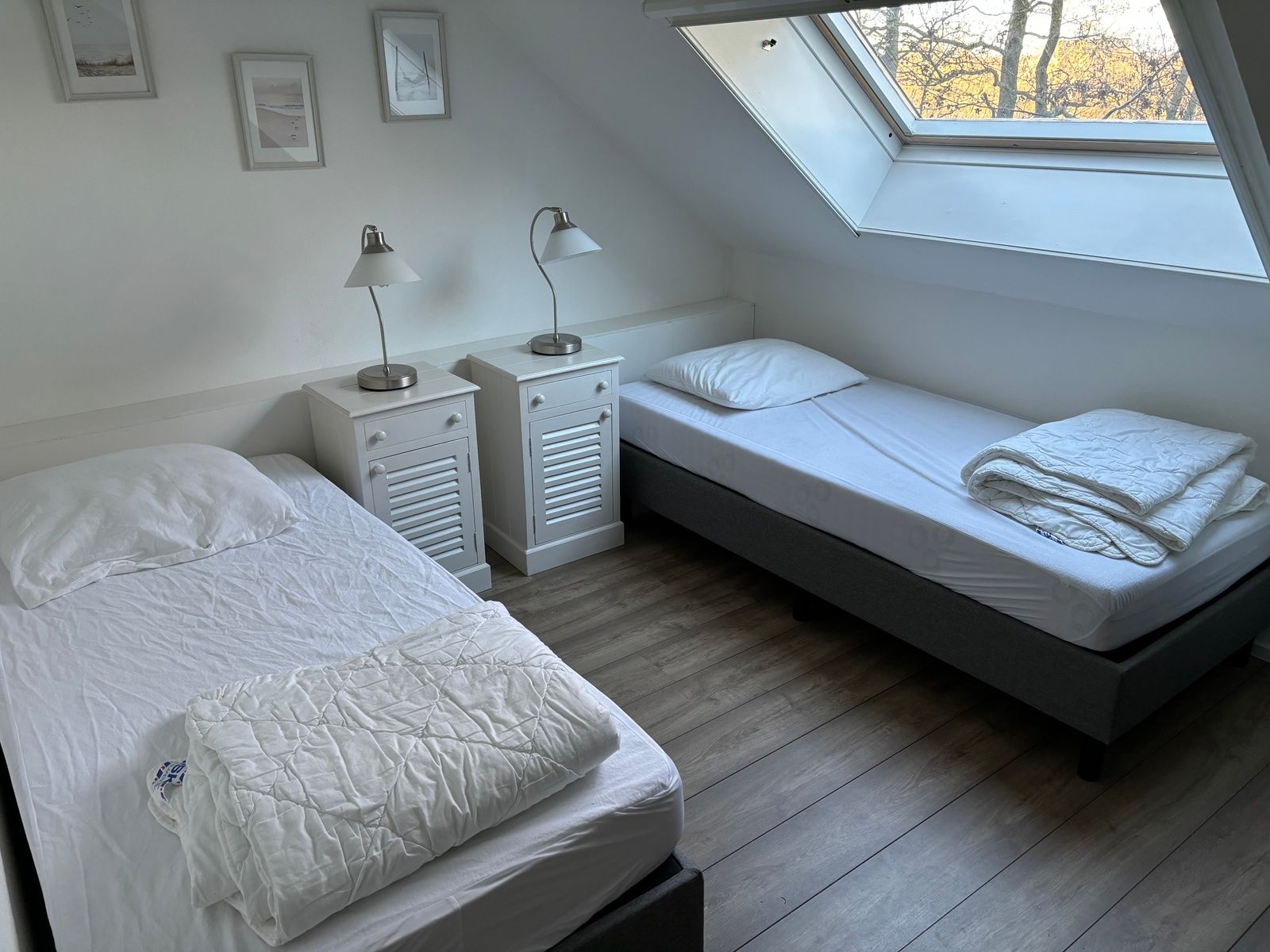 Bedroom in Stormvogel, vacation home De Koog, Texel with two single beds and window.