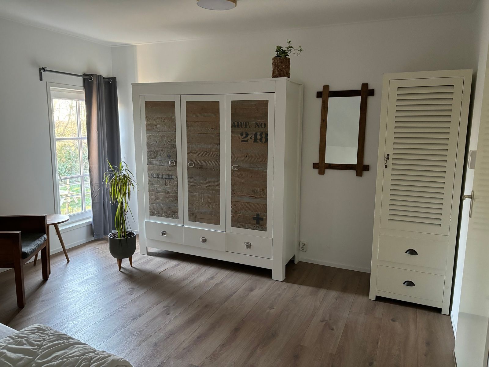 Stylishly furnished room in Stormvogel, vacation home De Koog, Texel with closet and window.