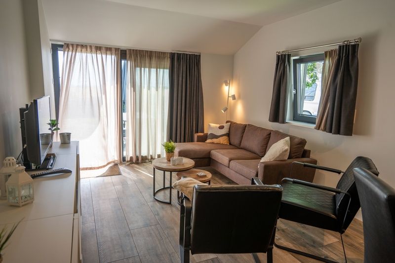 Comfortable living room in Bungalow 2, De Koog, Texel, with lots of natural light and modern furnishings.