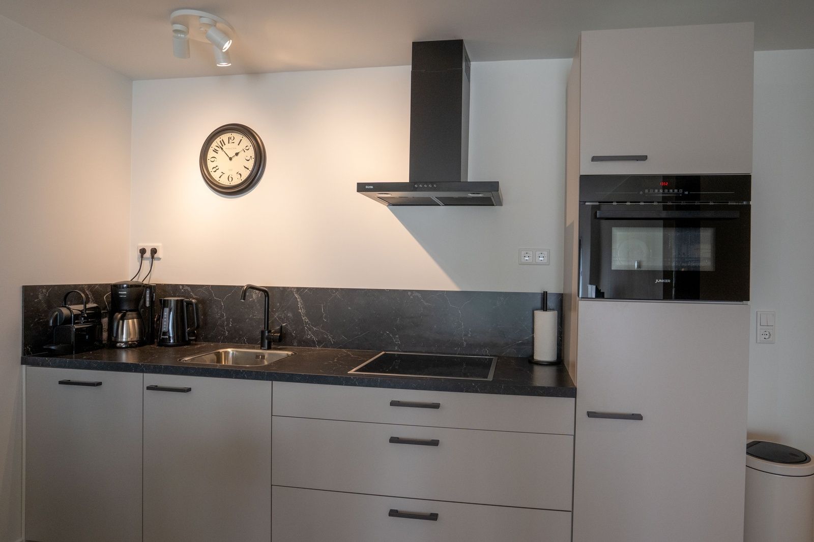 Functional kitchen in Bungalow 2, De Koog, Texel, equipped with modern appliances and stylish design.
