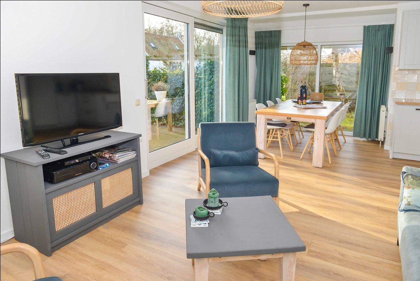 Geraeumiges Schlafzimmer in 't Mienthuis, Ferienhaus De Koog, Texel mit bequemen Betten.