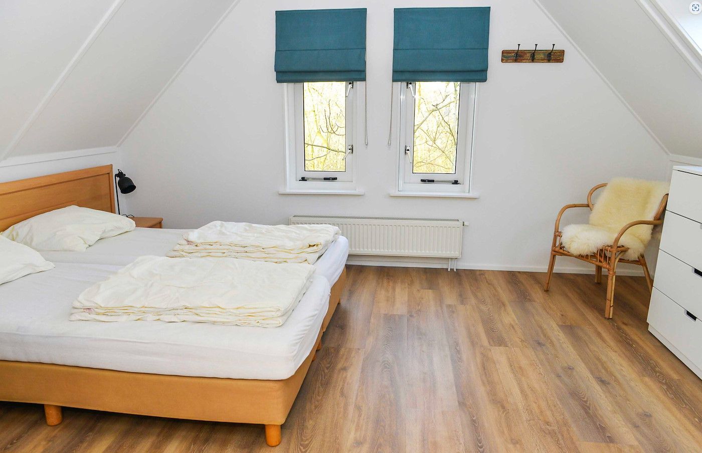 Stilvolles Badezimmer in 't Mienthuis, Ferienhaus De Koog, Texel mit modernen Annehmlichkeiten.