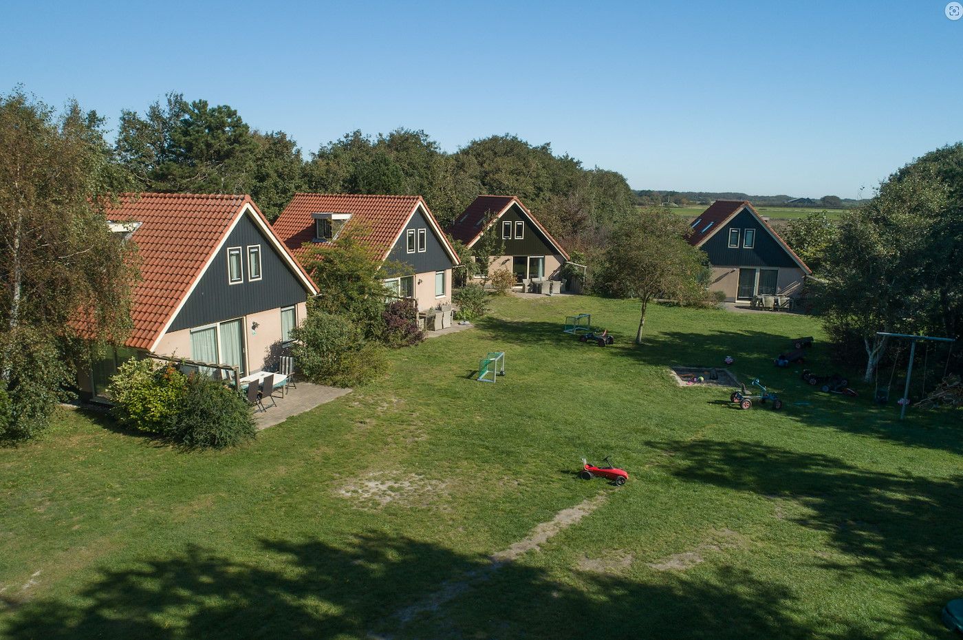Spielzimmer und Garten in 't Mienthuis, Ferienhaus De Koog, Texel fuer Entspannung und Spass.