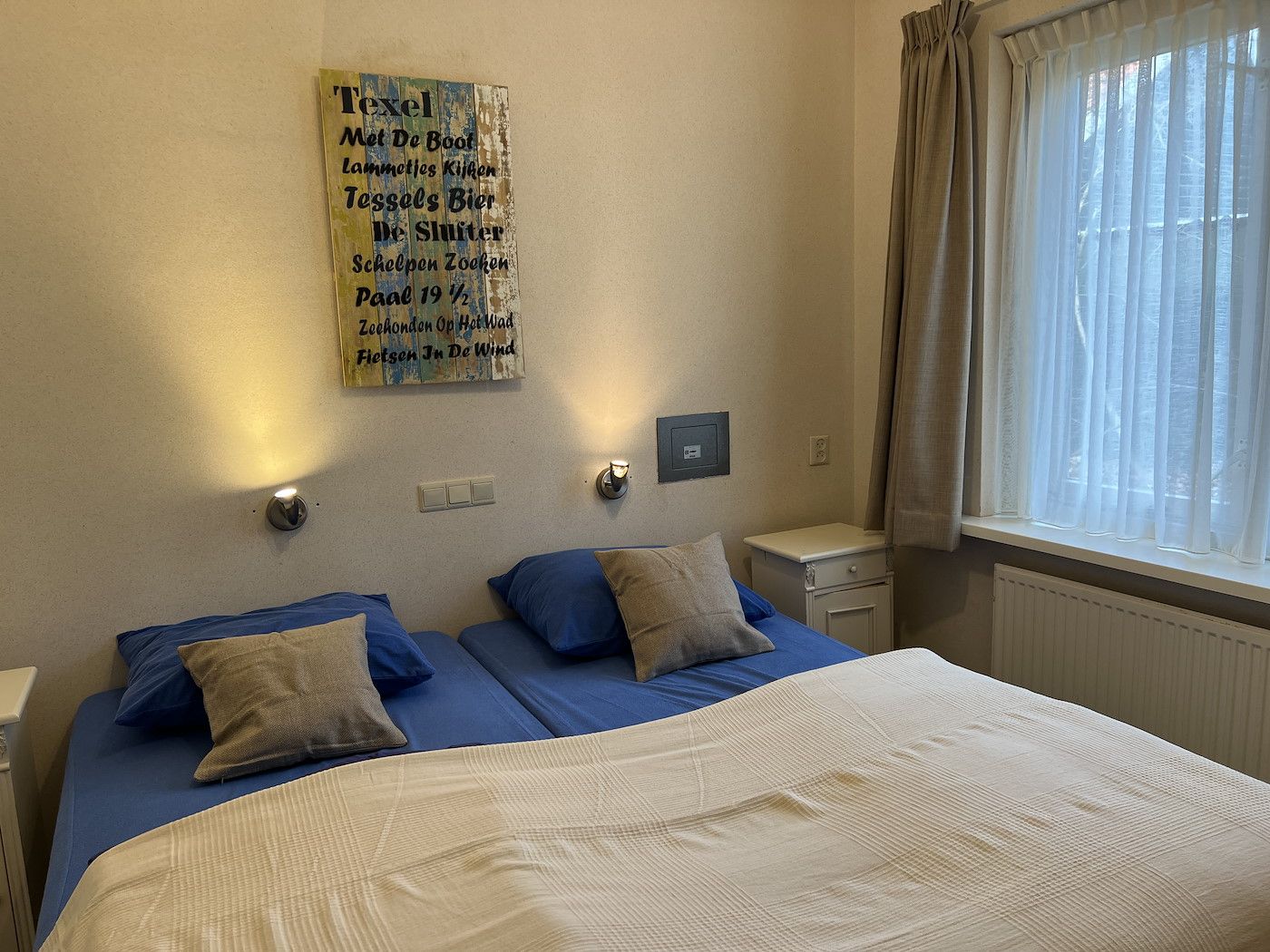 Schlafzimmer in Koetshuis 2, De Koog, Texel mit bequemem Doppelbett.