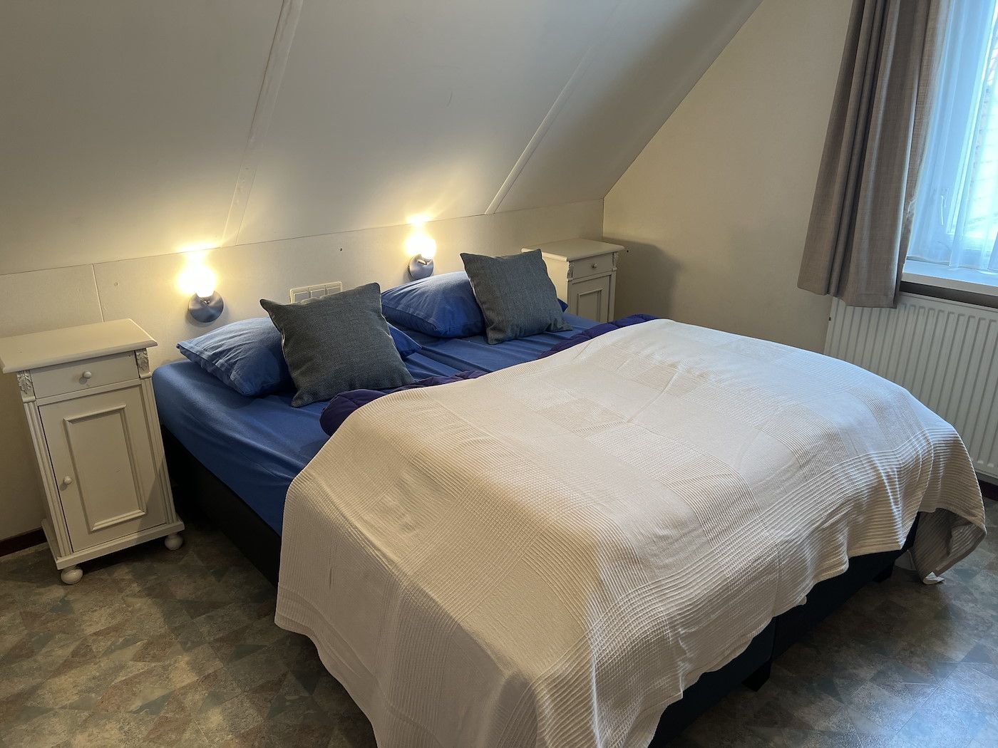 Geraeumiges Schlafzimmer mit Doppelbett im Koetshuis 2, Texel.