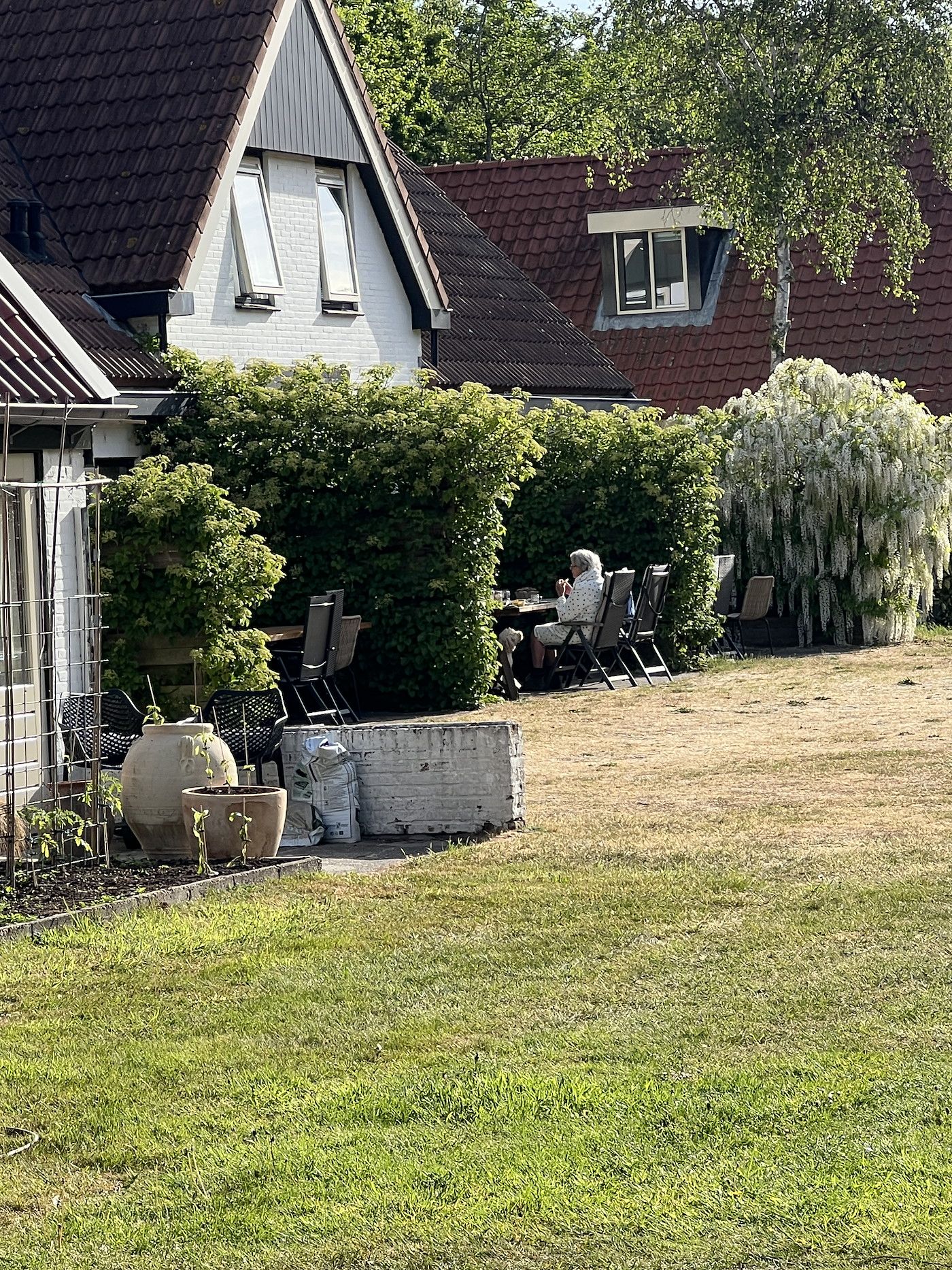 Aussenbereich Koetshuis 2 in De Koog, Texel mit Sitzgelegenheiten im Garten.