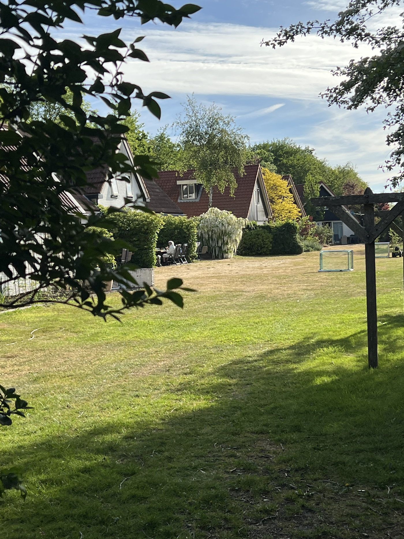 Koetshuis 3 in De Koog, Texel with spacious garden and surrounding nature for a relaxing vacation.