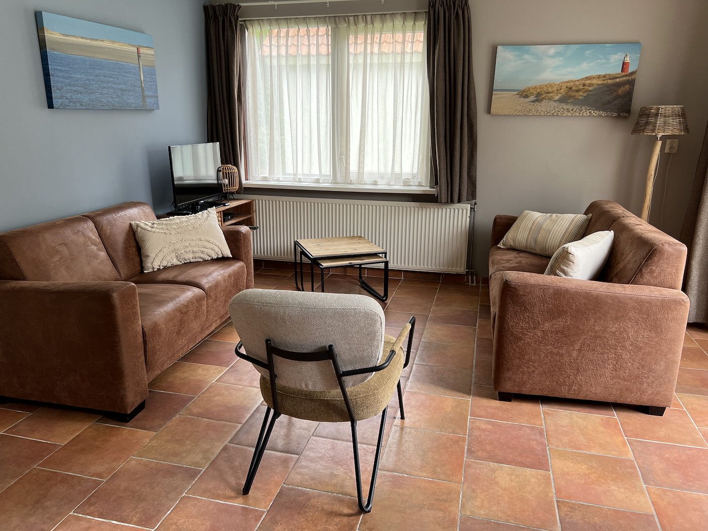 Cozy sitting area in Koetshuis 3 vacation home, De Koog, Texel with comfortable sofas.