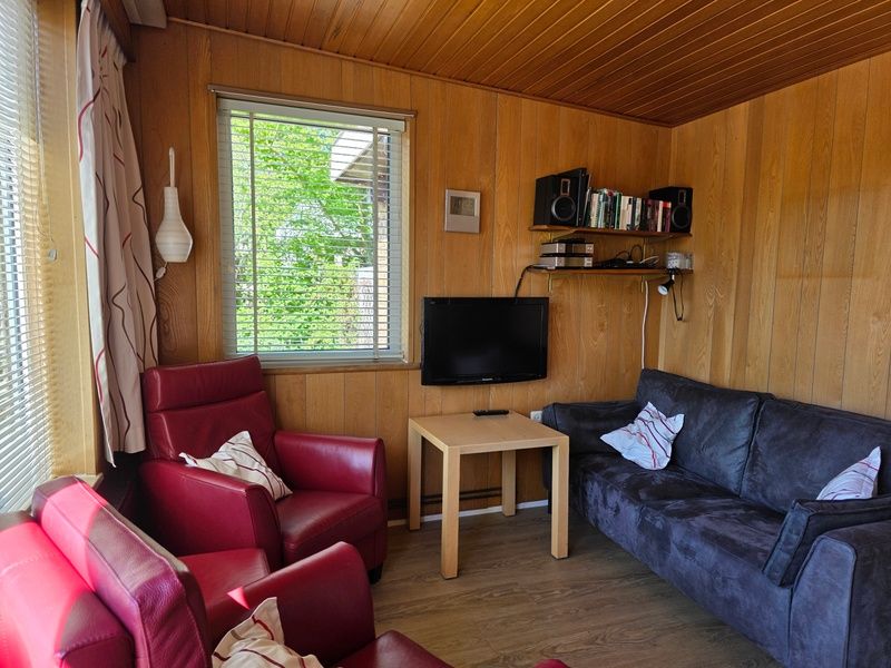 Helles Wohnzimmer mit TV im Bungalowpark De Nagtegaal - Bungalow 47, De Koog, Texel.