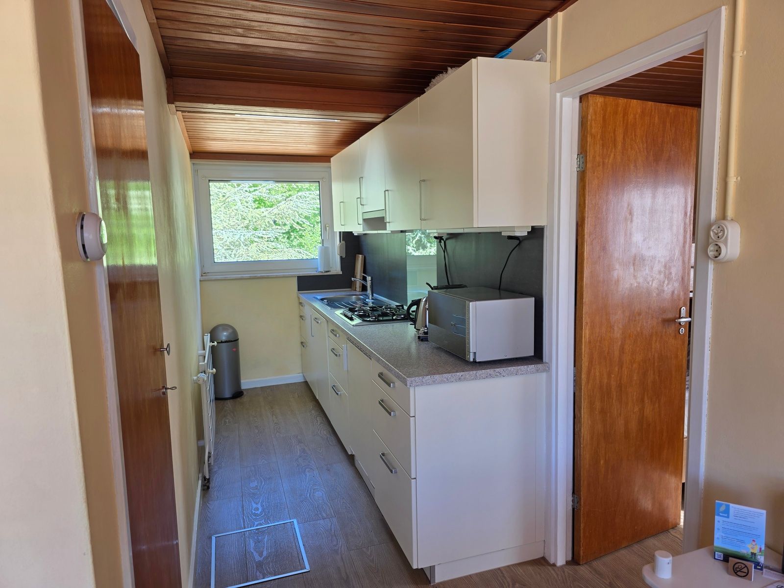 Moderne Kueche im Bungalowpark De Nagtegaal - Bungalow 47, De Koog, Texel, mit Blick auf die Natur.