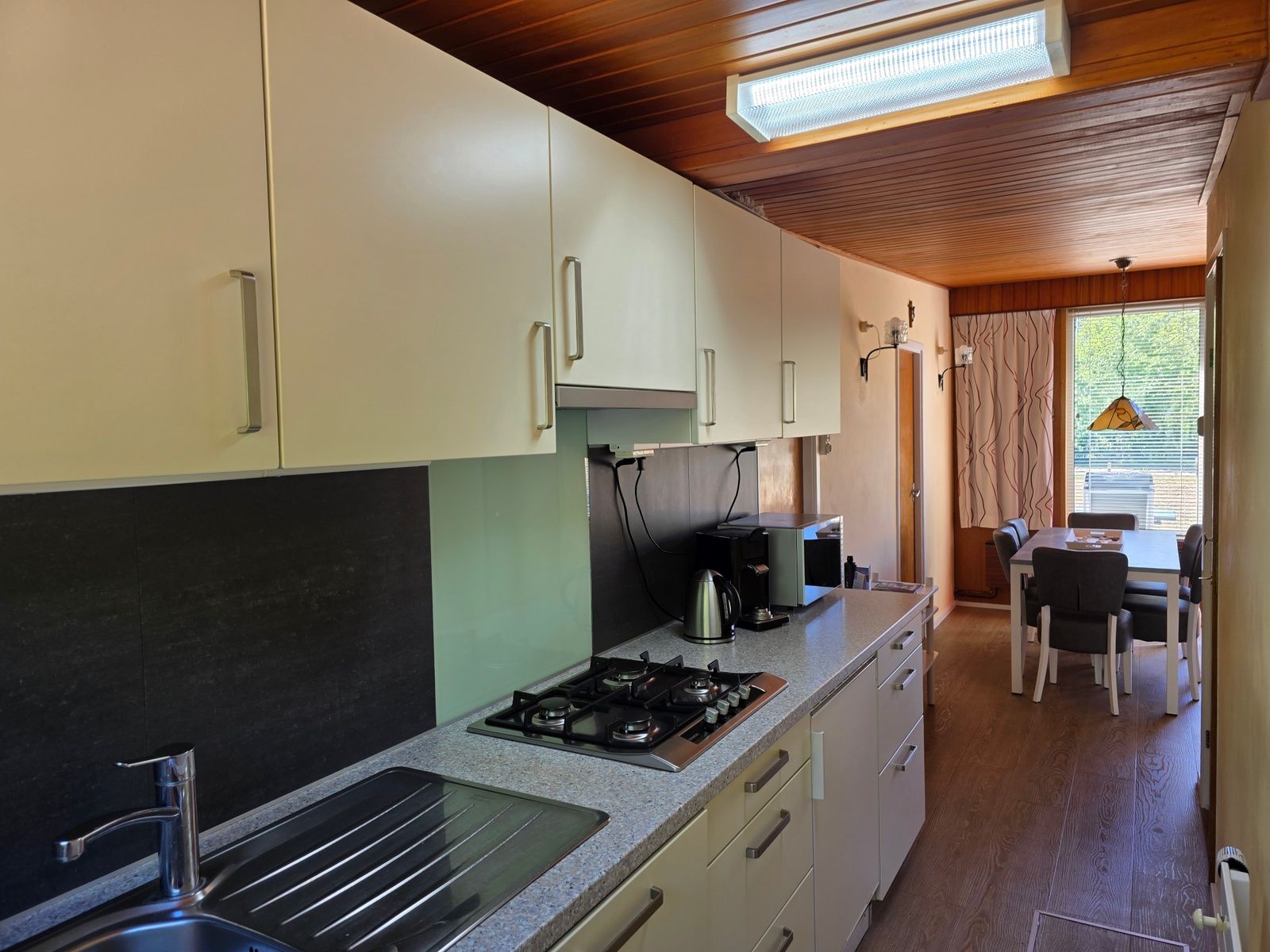 Geraeumige Kueche mit Geraeten im Bungalowpark De Nagtegaal - Bungalow 47, Texel, Wadden Islands.